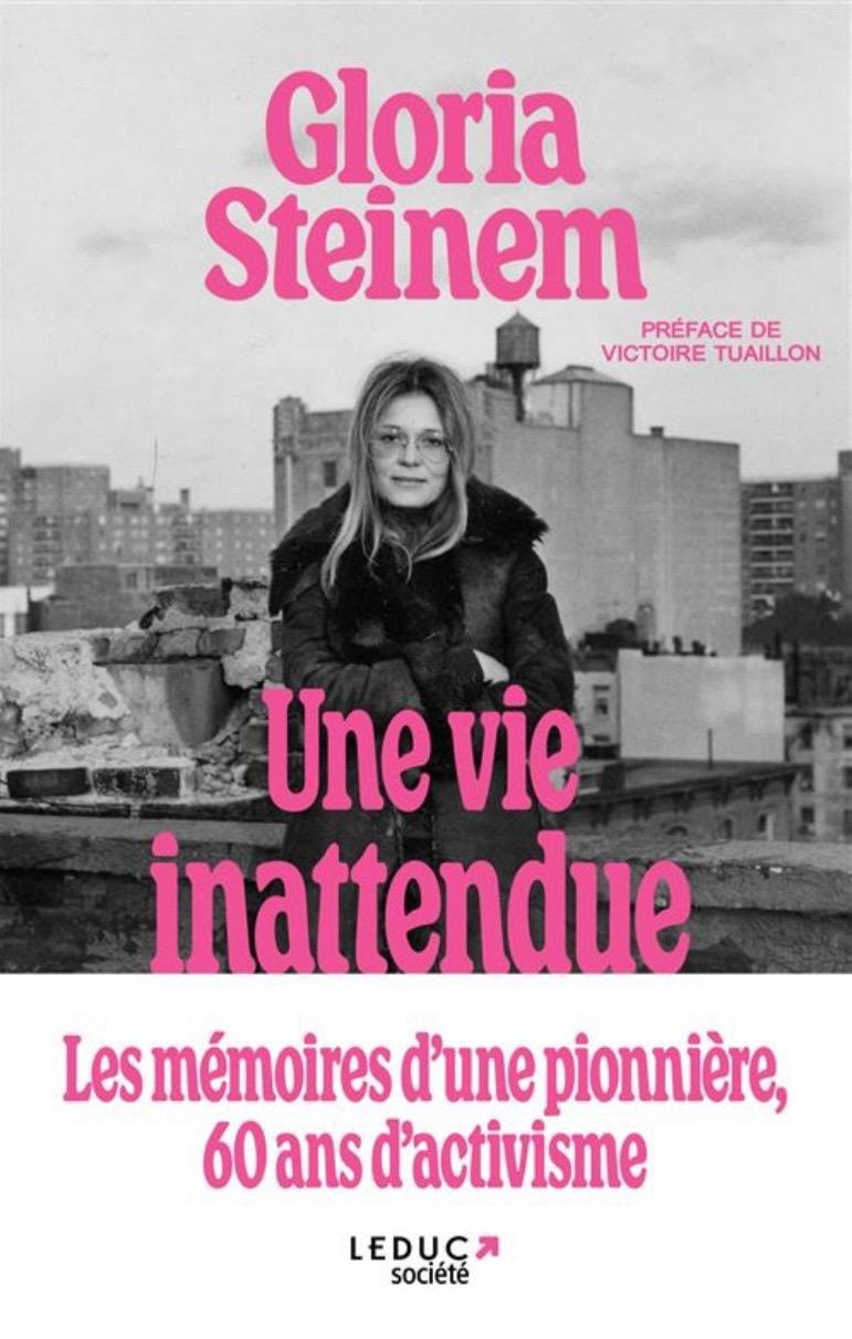 Couverture du livre de Gloria Steinem, Une vie inattendue, les mémoires d’une pionnière, préface de Victoire Tuaillon.
